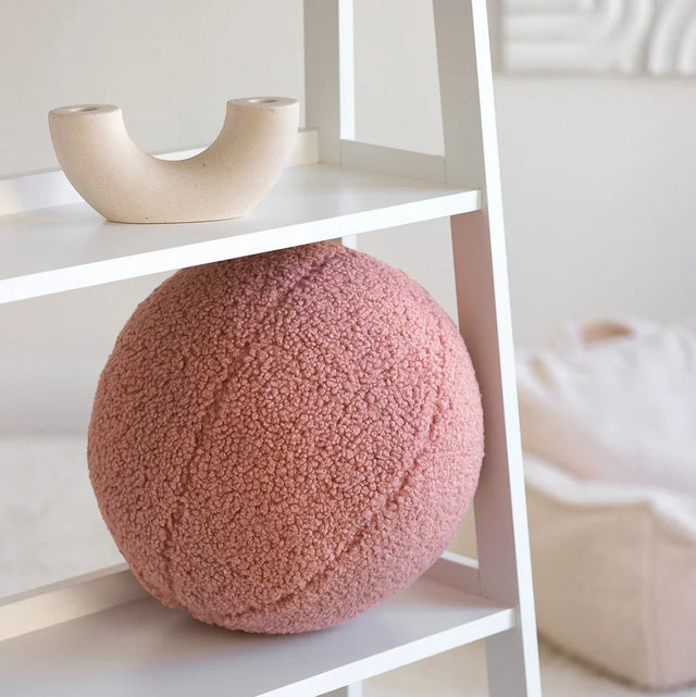 Mueble Cojín Bola de Borreguillo Rosa en ambiente de estilo nórdico