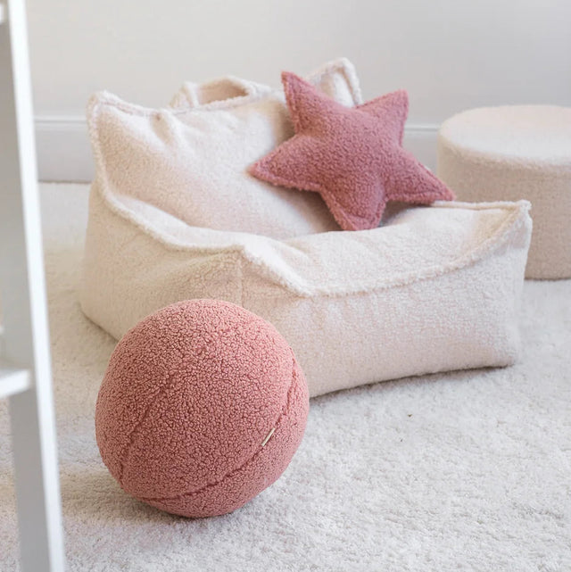 Mueble Cojín Bola de Borreguillo Rosa en ambiente de estilo nórdico