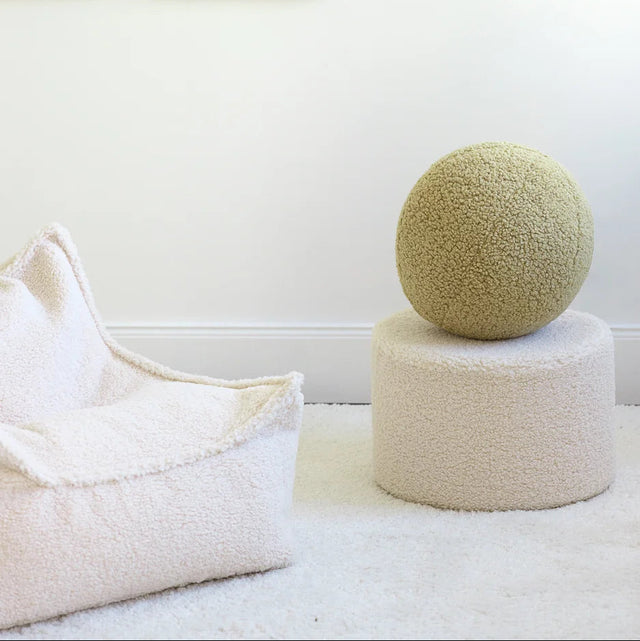 Mueble Cojín Bola de Borreguillo Verde con acabado verde en ambiente de estilo nórdico