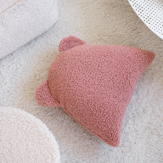 Mueble Cojín Osito de Borreguito Rosa en ambiente de estilo nórdico