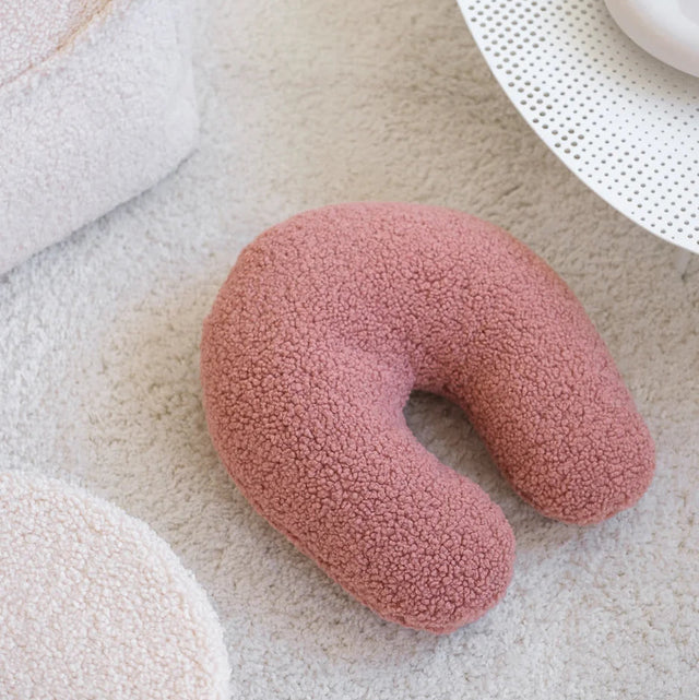 Mueble Almohada U de Borreguillo Rosa en ambiente de estilo nórdico