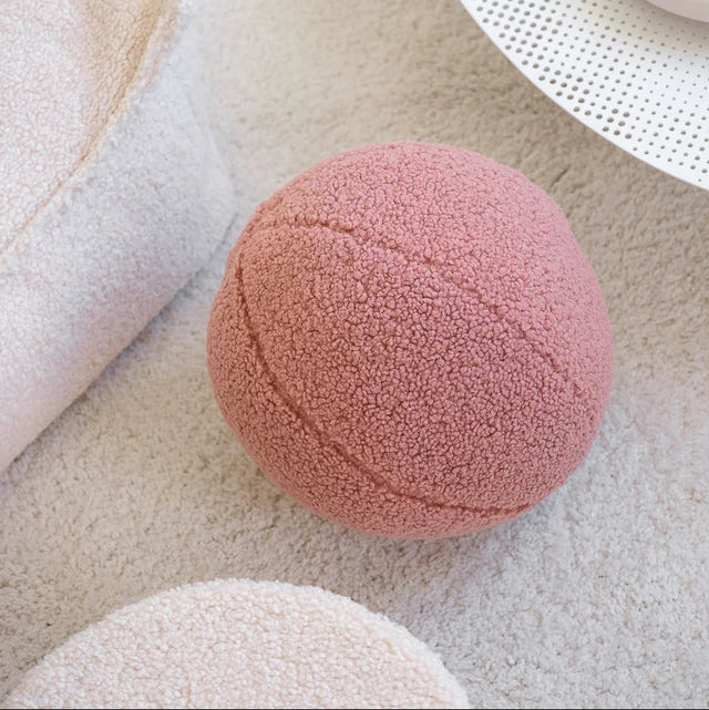 Mueble Cojín Bola de Borreguillo Rosa en ambiente de estilo nórdico