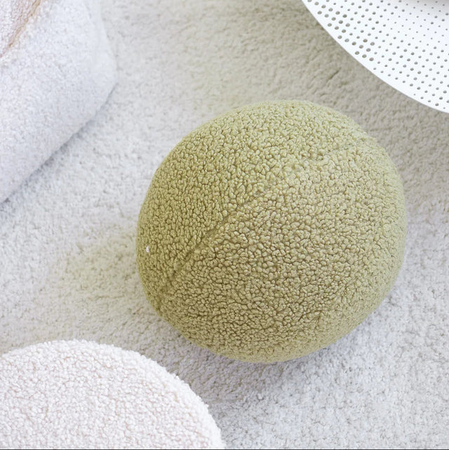 Mueble Cojín Bola de Borreguillo Verde con acabado verde en ambiente de estilo nórdico