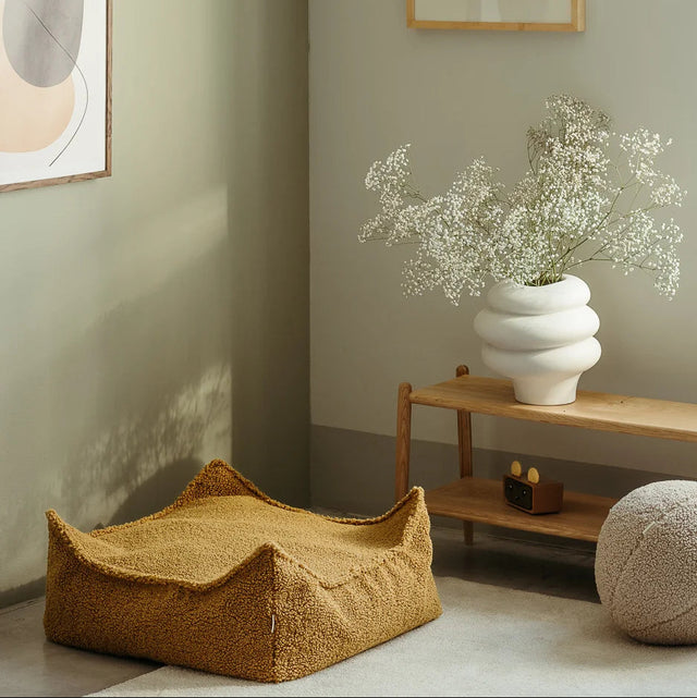 Mueble Puf Infantil Cuadrado de Borreguillo Marrón en ambiente de estilo nórdico