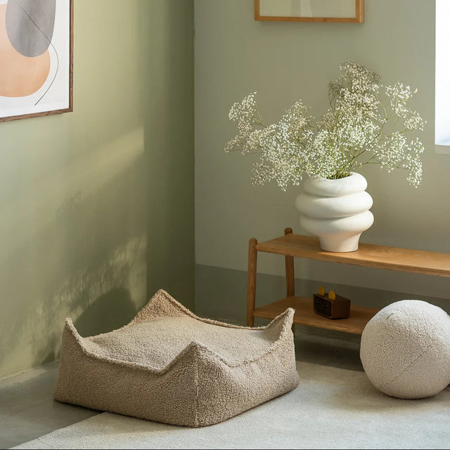 Mueble Puf Infantil Cuadrado de Borreguillo Beige con acabado beige en ambiente de estilo nórdico