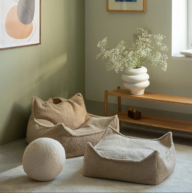 Mueble Puf Infantil Cuadrado de Borreguillo Beige con acabado beige vista principal de estilo nórdico