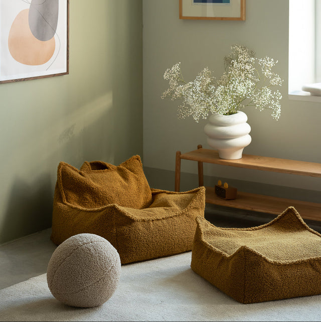 Silla Puf Infantil Silla de Borreguillo Marrón en ambiente de estilo nórdico