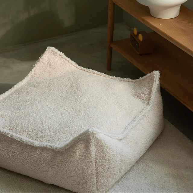 Silla Set Puf Infantil Silla + Cuadrado de Borreguillo Blanco Crema con acabado blanco, acabado crema en ambiente de estilo nórdico