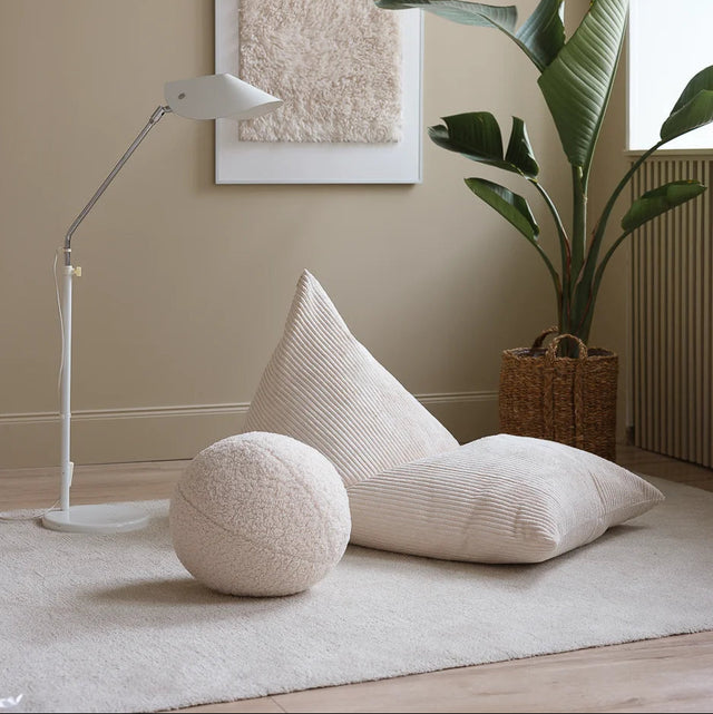 Mueble Puf Tumbona de Pana Blanco Crema con acabado blanco, acabado crema en ambiente de estilo nórdico