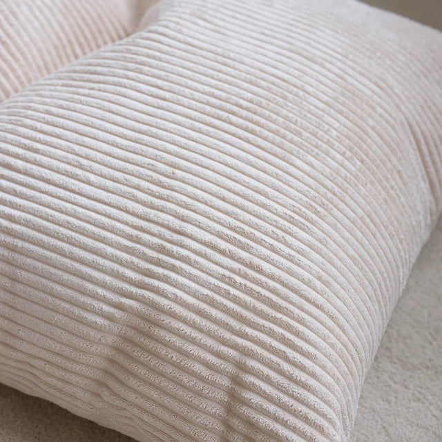 Mueble Puf Tumbona de Pana Blanco Crema con acabado blanco, acabado crema en ambiente de estilo nórdico