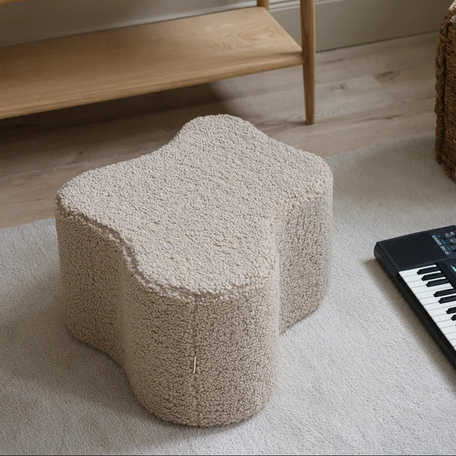 Mueble Puf Infantil Nube de Borreguito Beige con acabado beige en ambiente de estilo nórdico