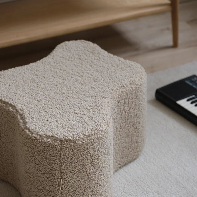 Mueble Puf Infantil Nube de Borreguito Beige con acabado beige en ambiente de estilo nórdico