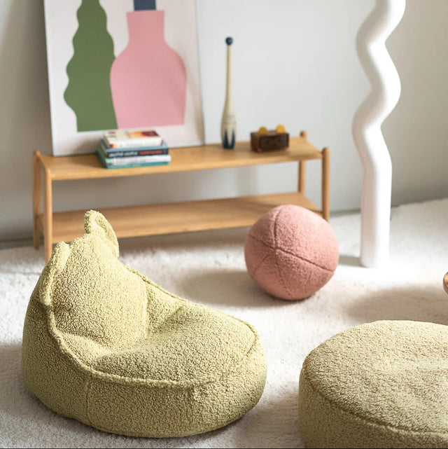 Mueble Cojín Bola de Borreguillo Rosa en ambiente de estilo nórdico