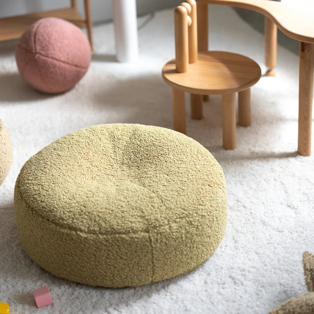 Mueble Puf Redondo de Borreguito Verde con acabado verde en ambiente de estilo nórdico