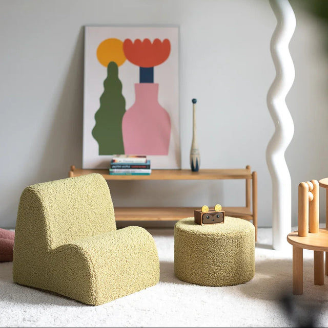 Mueble Puf Asiento Redondo de Borreguito Verde con acabado verde en ambiente de estilo nórdico