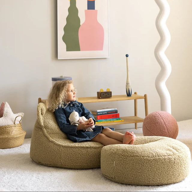 Mueble Set Puf Infantil Osito + Redondo de Borreguito Verde con acabado verde en ambiente de estilo nórdico