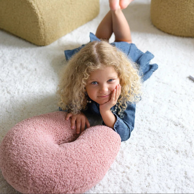 Mueble Almohada U de Borreguillo Rosa en ambiente de estilo nórdico