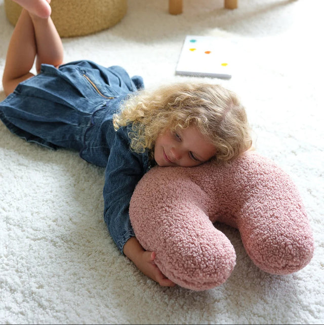 Mueble Almohada U de Borreguillo Rosa en ambiente de estilo nórdico