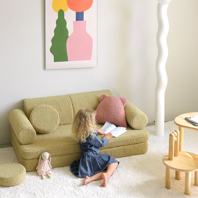 Mueble Cojín Osito de Borreguito Rosa en ambiente de estilo nórdico