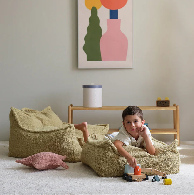 Mueble Puf Infantil Cuadrado de Borreguillo Verde con acabado verde en ambiente de estilo nórdico