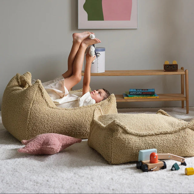 Silla Set Puf Infantil Silla + Cuadrado de Borreguillo Verde con acabado verde en ambiente de estilo nórdico