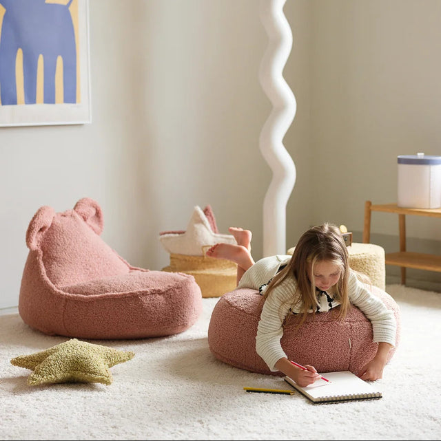 Mueble Set Puf Infantil Osito + Redondo de Borreguito Rosa en ambiente de estilo nórdico