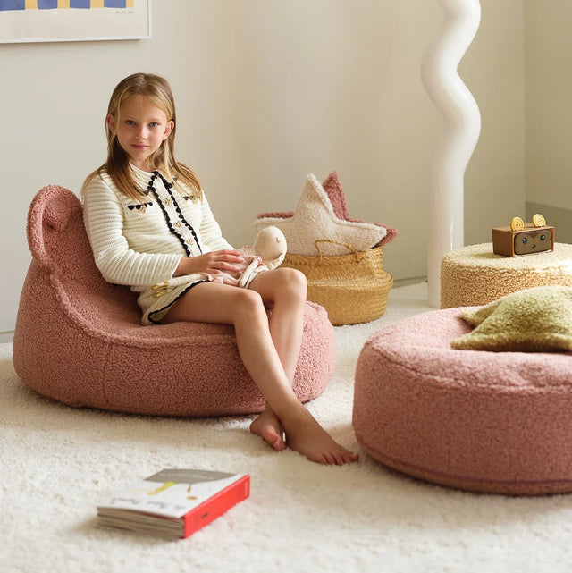 Mueble Puf Redondo de Borreguito Rosa en ambiente de estilo nórdico