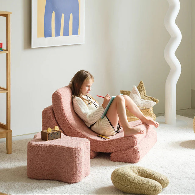 Mueble Puf Infantil Nube de Borreguito Rosa en ambiente de estilo nórdico