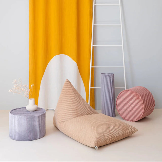 Mueble Puf Tumbona de Pana Beige con acabado beige en ambiente de estilo nórdico