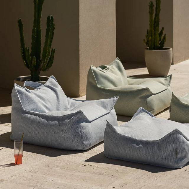 Mueble Puf de Exterior Cuadrado Azul Impermeable en ambiente para exterior de estilo nórdico