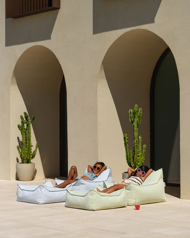 Mueble Puf de Exterior Cuadrado Azul Impermeable en ambiente para exterior de estilo nórdico
