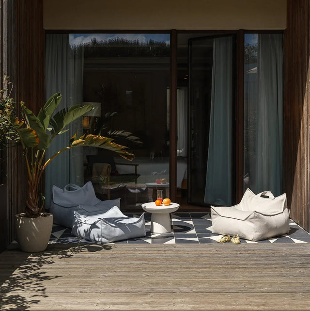 Mueble Puf de Exterior Cuadrado Azul Impermeable en ambiente para exterior de estilo nórdico