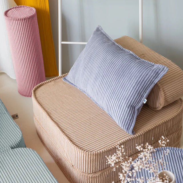 Mueble Cojín Rectangular de Pana Azul en ambiente de estilo nórdico