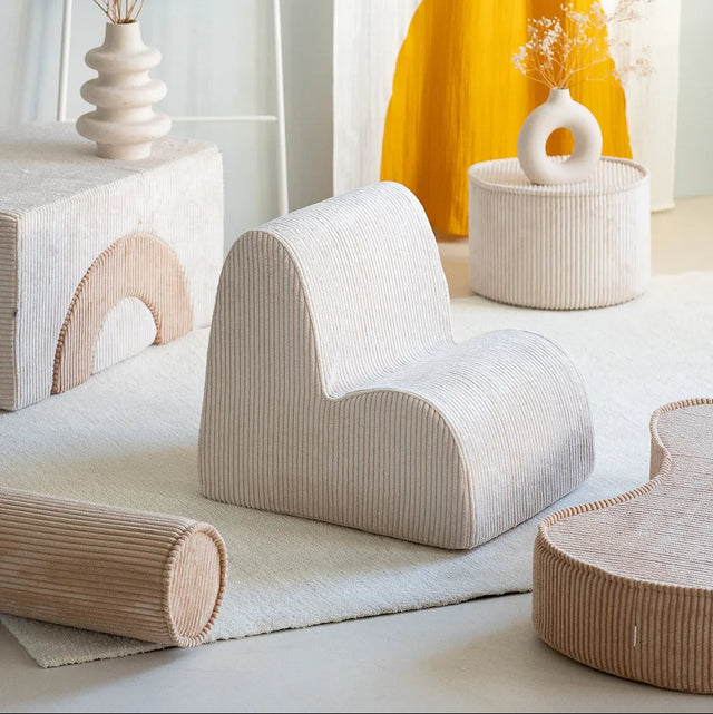 Silla Infantil Nube de Pana Blanca Crema con acabado crema en ambiente de estilo nórdico