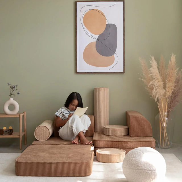 Sofá Infantil de Pana Marrón en ambiente de estilo nórdico