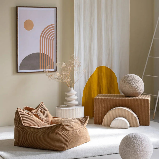 Silla Puf Infantil Silla de Pana Marrón en ambiente de estilo nórdico