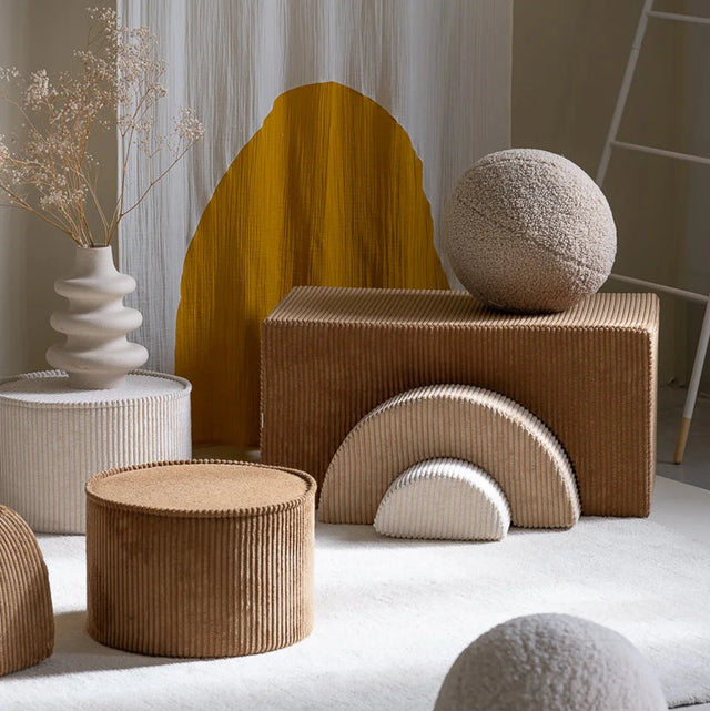 Mueble Puf Asiento Redondo de Pana Marrón en ambiente de estilo nórdico