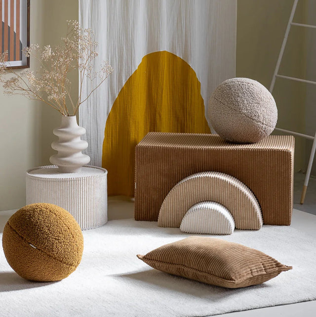 Mueble Cojín Rectangular de Pana Marrón en ambiente de estilo nórdico
