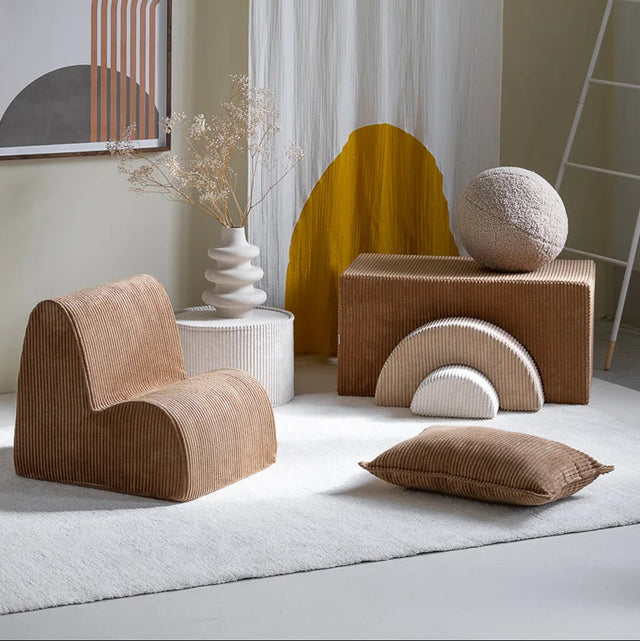 Silla Infantil Nube de Pana Marrón en ambiente de estilo nórdico