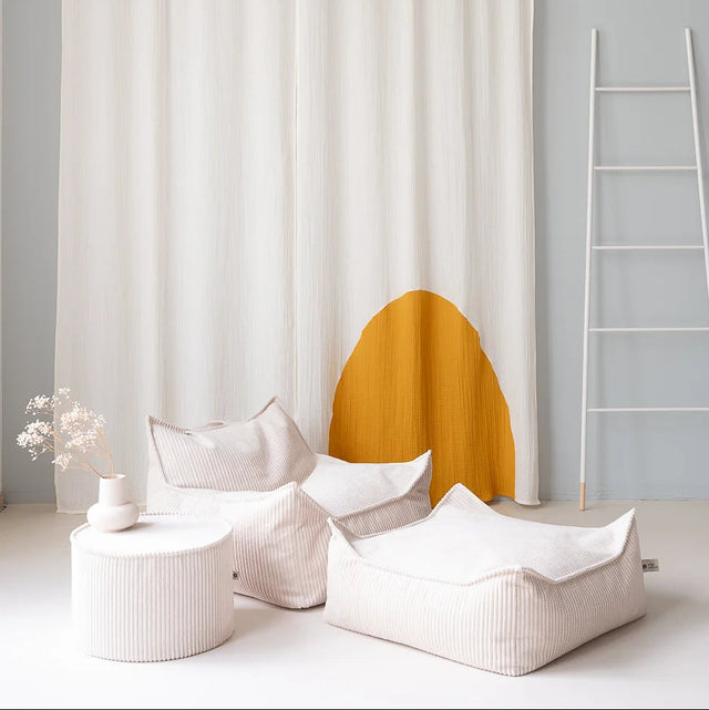 Silla Set Puf Infantil Silla + Cuadrado de Pana Blanco Crema con acabado blanco, acabado crema en ambiente de estilo nórdico