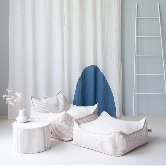 Mueble Puf Infantil Cuadrado de Pana Blanco Crema con acabado blanco, acabado crema en ambiente de estilo nórdico