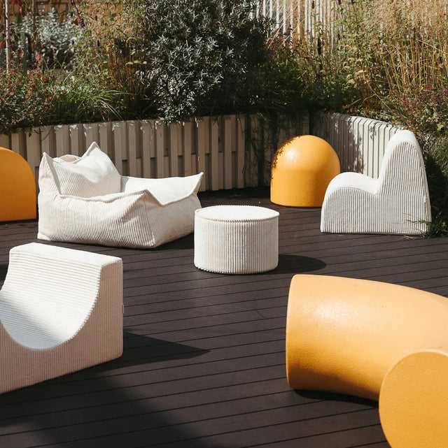 Silla Infantil Nube de Pana Blanca Crema con acabado crema en ambiente de estilo nórdico