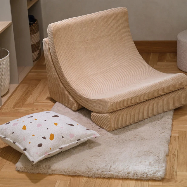 Mueble Cojín Cuadrado de Bouclé & Chenilla Terrazo Blanco con acabado blanco en ambiente de estilo nórdico
