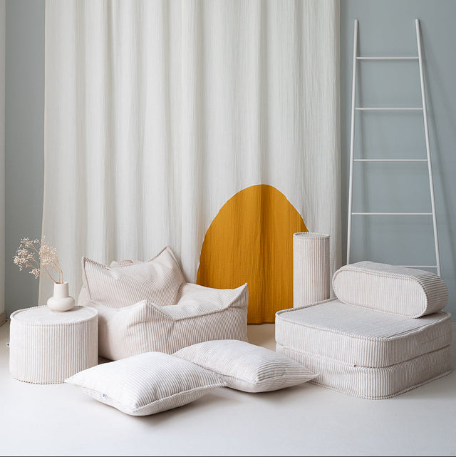 Mueble Cojín Cuadrado de Pana Blanca Crema con acabado crema en ambiente de estilo nórdico