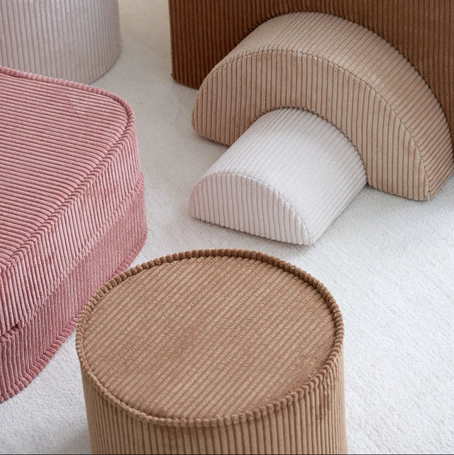 Mueble Puf Asiento Redondo de Pana Marrón en ambiente de estilo nórdico