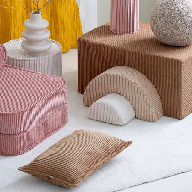Mueble Cojín Rectangular de Pana Marrón en ambiente de estilo nórdico
