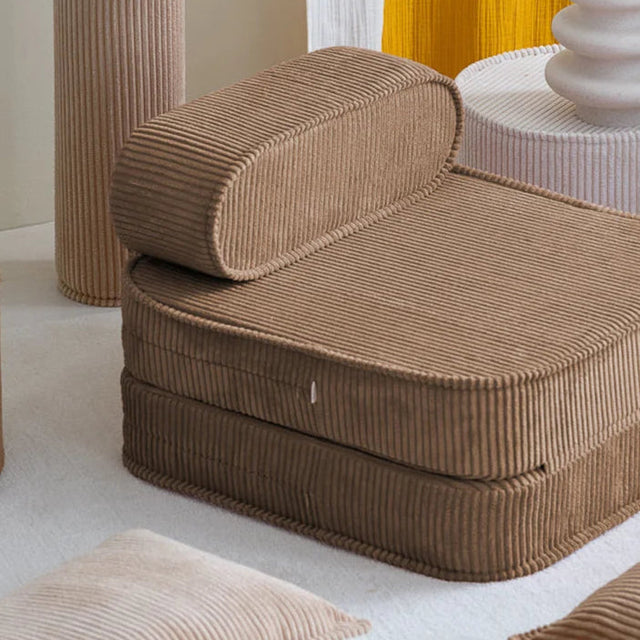 Sillón Infantil Plegable de Pana Marrón en ambiente de estilo nórdico