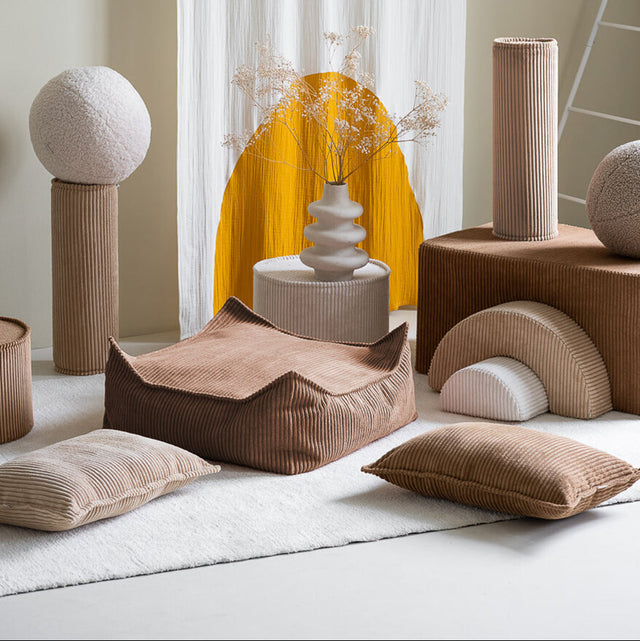Mueble Puf Infantil Cuadrado de Pana Marrón en ambiente de estilo nórdico