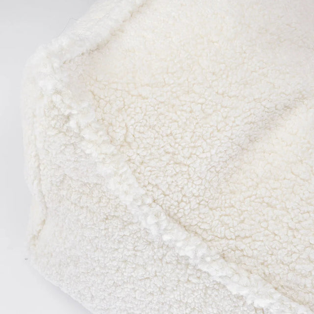 Silla Puf Infantil Silla de Borreguillo Blanco Crema con acabado blanco, acabado crema en ambiente de estilo nórdico