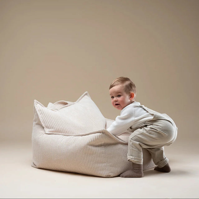 Silla Puf Infantil Silla de Pana Blanco Crema con acabado blanco, acabado crema en ambiente de estilo nórdico